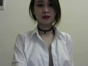 越南擦邊小妞直播對美乳打斷肋骨熬湯都值